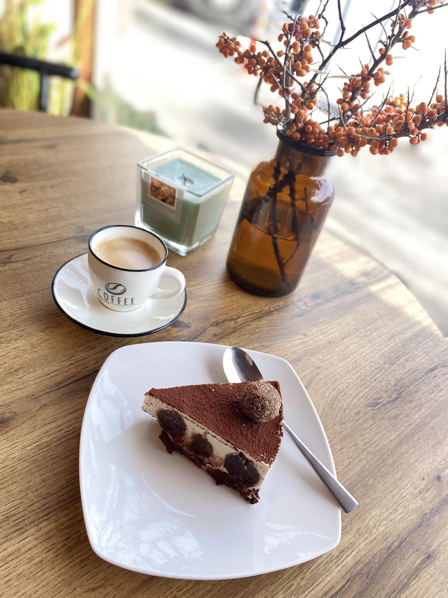 Cafea și felie de tort raw vegan No Sugar
